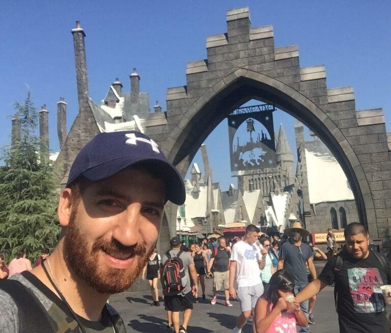 לירון המומחה ללוס אנג'לס בכניסה למתחם הארי פוטר בפארק השעשועים של יוניברסל הוליווד